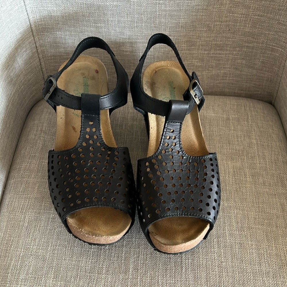 Bio Natura platform leather sandals . Very comfortable! Heel is 3” - toe is 2”
